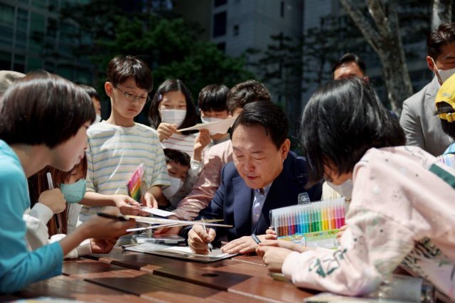 윤석열 대통령 당선인이 어린이날인 5일 서울 서초구 자택이 위치한 아파트단지에서 어린이들과 사진촬영 행사를 갖고있다. 당선인 대변인실 제공