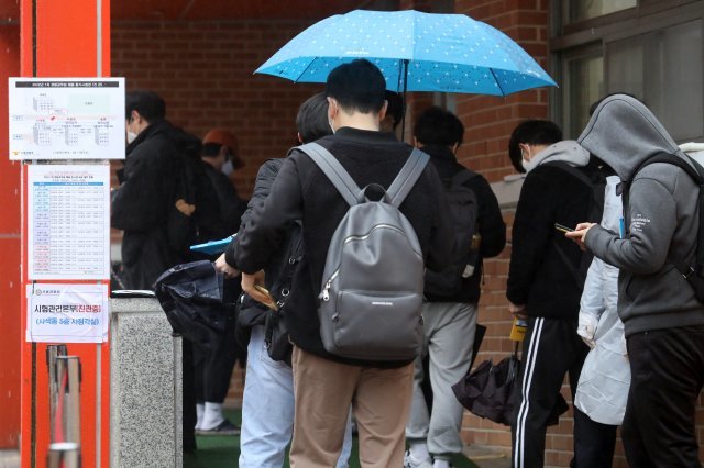 지난 3월 서울 은평구 진관중학교에서 열린 2022년도 제1차 경찰공무원(순경) 채용 필기시험을 보기 위해 응시생들이 시험장으로 향하고 있다. 뉴시스