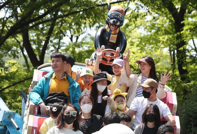 5일 오전 경기 용인시 에버랜드에서 한 가족이 마스크를 벗은 채 놀이기구를 즐기고 있다. 송은석 기자