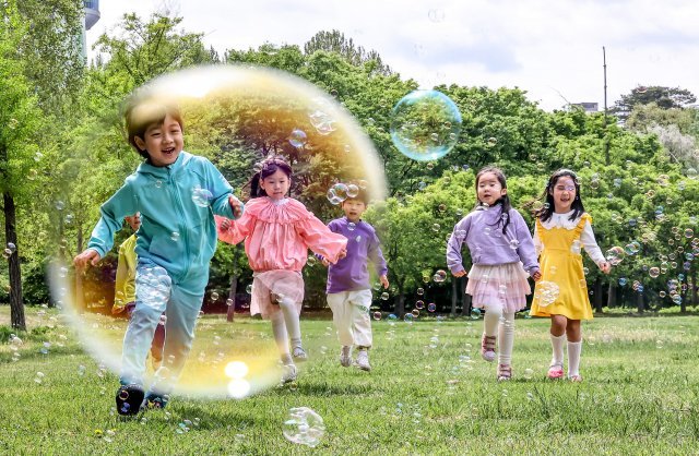 5일 오후 경기 하남시 미사 경정 공원에서 어린이들이 밝게 웃으며 비눗방울을 향해 달려가고 있다. 양회성 기자 yohan@donga.com