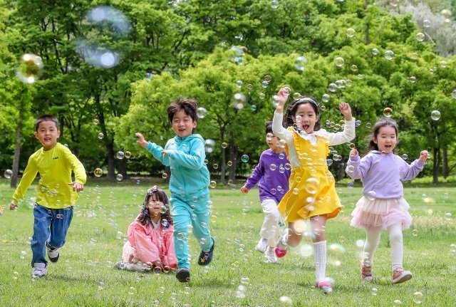 5일 오후 경기 하남시 미사 경정 공원에서 어린이들이 밝게 웃으며 비눗방울을 향해 달려가고 있다. 양회성 기자