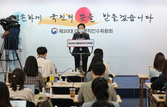 (서울=뉴스1) 인수위사진기자단 = 신용현 대통령직인수위원회 대변인이 21일 서울 종로구 통의동 인수위 사무실에서 정례브리핑을 하고 있다. 2022.4.21/뉴스1