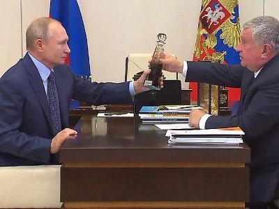 이고리 세친 로스네프트 CEO(오른쪽)가 웨스트어킨스키 유전 31갱도에서 처음 추출한 석유를 병에 담아 푸틴에게 주고 있다. 크렘린궁 웹사이트 캡처