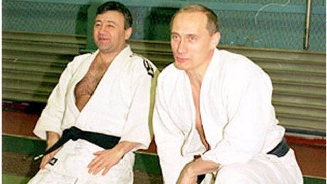 유도복을 입고 푸틴(오른쪽)과 유도 경기를 보고 있는 아르카디.