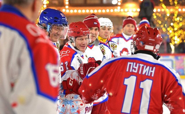 게나디 팀첸코(파란 헬멧)가 아이스하키 경기를 앞두고 푸틴(11번)과 인사를 나누고 있다. 크렘린궁 웹사이트 캡처