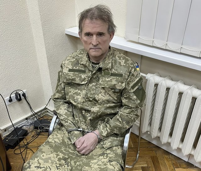 우크라이나 당국에 체포된 푸틴 최측근 빅토르 메드베드추크. 체포 당시 그는 우크라이나 군복을 입고 있었다. 우크라이나 대통령실 제공