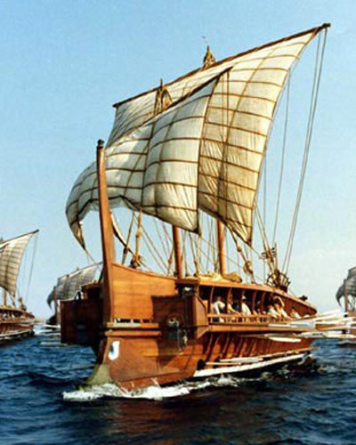 그리스 승리의 주역인 전함 삼단노선(三段櫓船). 앞머리의 충각(衝角)으로 적선들을 들이받아 침몰시켰다. 사진 출처 위키피디아