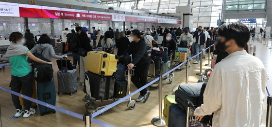 지난달 17일 오후 인천국제공항 출국장에서 출국자들이 줄을 서서 수속을 기다리고 있다. 2022.4.17/뉴스1