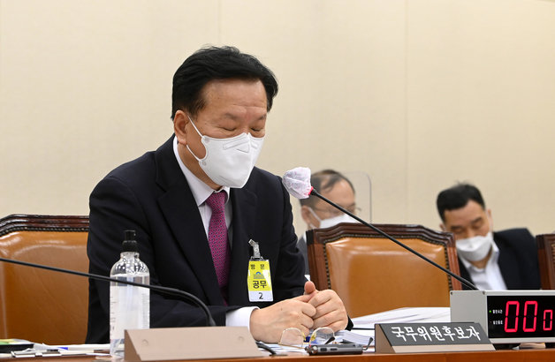 정호영 보건복지부 장관 후보자가 3일 서울 여의도 국회에서 열린 보건복지위원회 인사청문회에서 생각에 잠겨 있다. 사진공동취재단