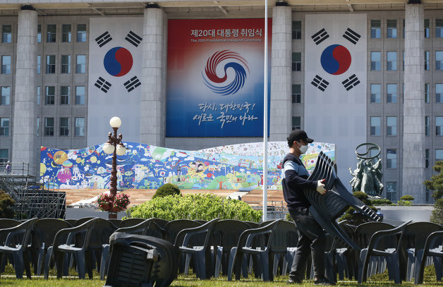 제20대 대통령 취임식을 닷새 앞둔 5일 오후 서울 여의도 국회 본관 앞에서 관계자들이 취임식 초청 인원들이 앉을 의자를 설치하고 있다. 사진공동취재단