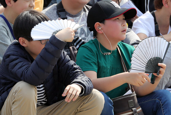 전주 낮 최고기온이 28도까지 오르는 등 초여름 날씨를 보인 22일 오후 전북 전주시 한옥마을에서 현장학습을 나온 학생들이이 연신 부채질을 하며 더위를 식히고 있다.2019.4.22/뉴스1