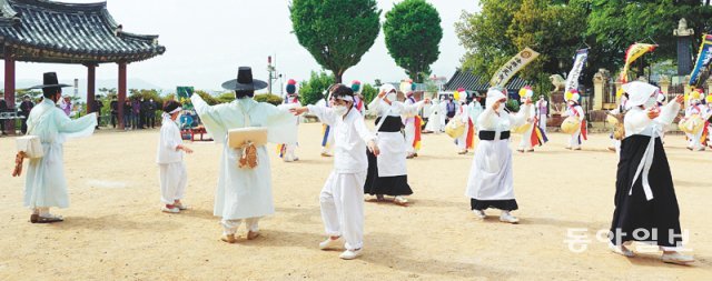 밀양루 앞마당에서 펼쳐진 밀양법흥상원놀이(경남도 무형문화재). 6월까지 매주 다양한 민속 공연이 열린다.