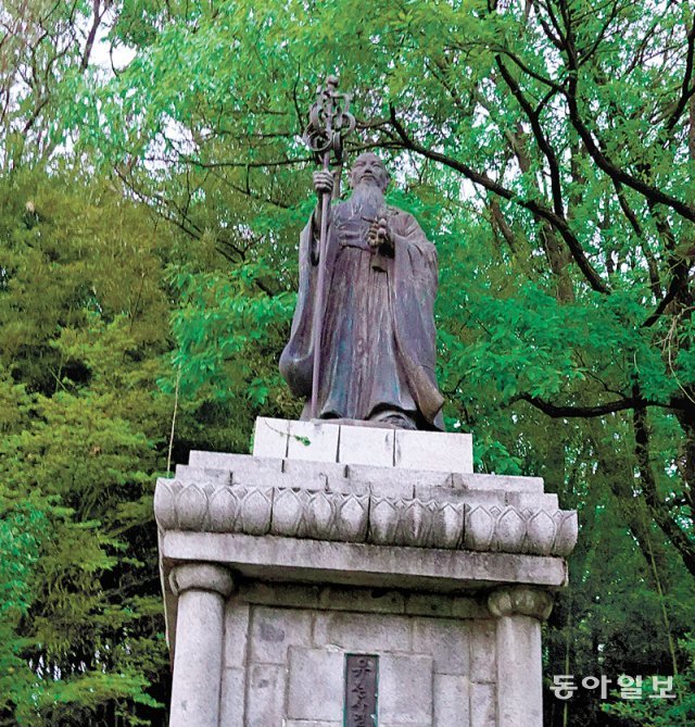 아동산 기슭에 조성한 사명대사 동상. 바로 인근에 역사문화공원이 있다.