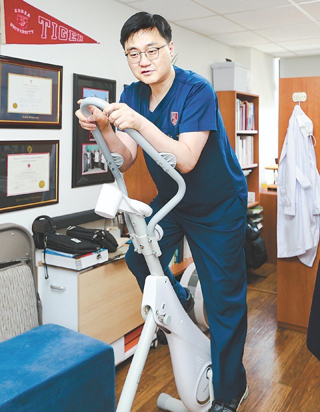 정철웅 교수는 연구실에 실내 자전거 등 장비를 비치해 놓고 시간 맞춰 운동을 한다. 고려대 안암병원 제공
