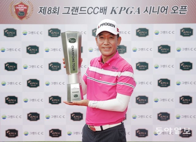 2020년 KPGA 시니어오픈에서 우승한 김종덕. 동아일보 DB