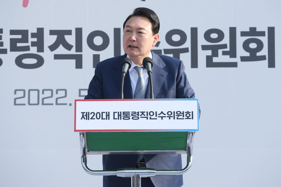 윤석열 대통령 당선인이 6일 오후 서울 종로구 삼청동 인수위 잔디광장에서 열린 제20대 대통령직인수위원회 해단식에서 인사말을 하고 있다. 2022.5.6 사진공동취재단