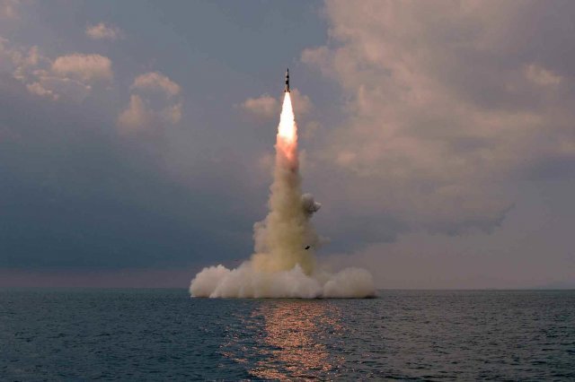북한이 지난해 10월 19일 발사한 잠수함발사탄도탄(SLBM). 노동신문