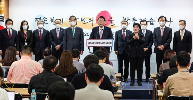 윤석열 대통령 당선인이 지난달 10일 오후 서울 종로구 통의동 금융감독원 연수원에 마련된 제20대 대통령직인수위원회에서 8개 부처 장관 인선을 발표하고 있다. 2022.4.10. 인수위사진기자단