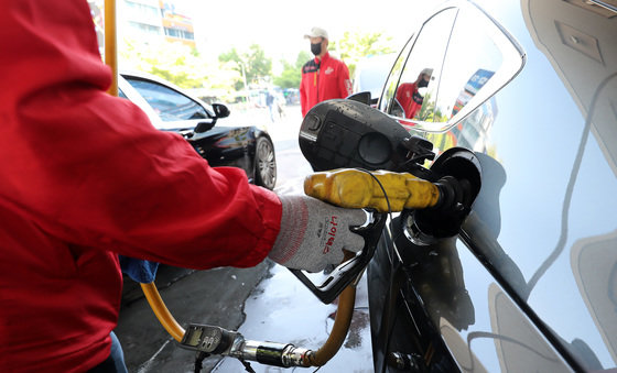 3일 서울의 한 주유소에서 직원이 분주하게 움직이고 있다.  2022.5.3/뉴스1 © News1