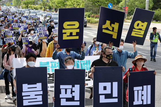 ‘촛불승리!전환행동’과 ‘대통령 집무실 이전 반대 공동행동’ 회원들이 7일 서울 용산미군기지 13번 게이트 앞에서 대통령 집무실 이전을 규탄하며 윤석열 대통령 당선인이 거주 중인 서초동을 향해 걷고 있다. 2022.5.7/뉴스1 © News1