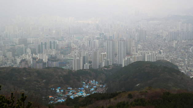 부산 남구 황령산 전망 쉼터에서 바라본 도심이 먹구름으로 인해 흐리게 보이고 있다. 2022.3.30/뉴스1