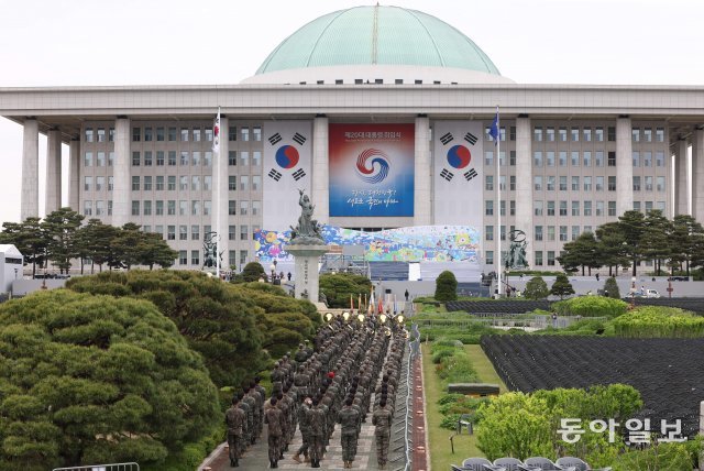 제20대 대통령 취임식을 이틀 앞둔 8일 오전 서울 여의도 국회 본관 앞 잔디광장에서 열린 취임식 리허설에서 국방부 군악대, 의장대가 예행연습을 하고 있다. 원대연 기자 yeon72@donga.com