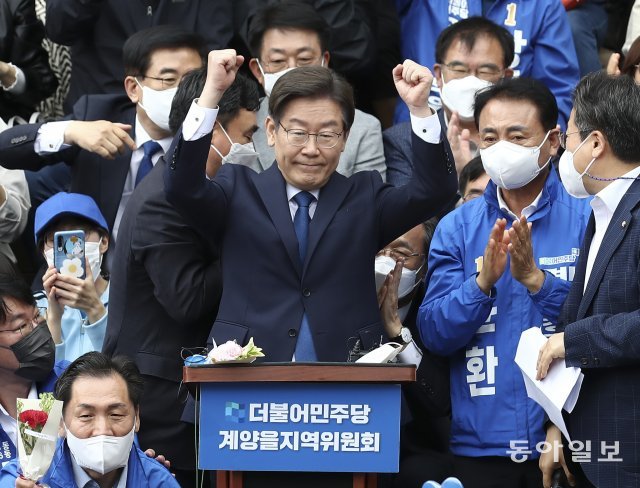 이재명 전 경기지사가 8일 인천시 계양산 야외공연장에서 기자회견을 열고 6.1 보궐선거 계양을 지역구에 출마를 공식 선언했다. 원대연 기자 yeon72@donga.com