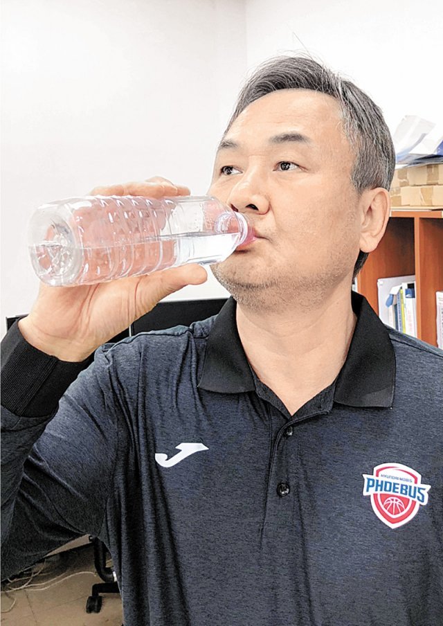 프로농구 최다승 사령탑인 현대모비스 유재학 감독(59)은 요로결석을 예방하기 위해 하루 3L가량 물을 마시고 있다. 현대모비스 제공