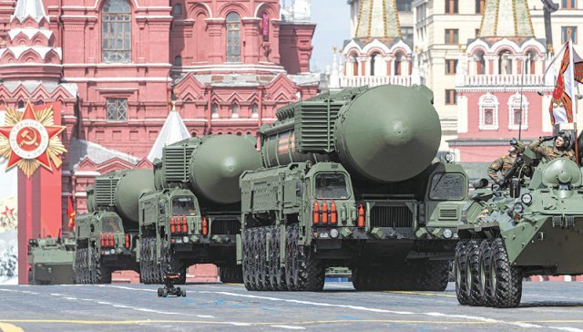러, 전승절 열병식 리허설 러시아 전승절(9일)을 이틀 앞둔 7일 모스크바 붉은 광장에서 열린 열병식 리허설에서 ‘야르스’ 대륙간탄도미사일(ICBM)을 실은 차량이 지나가고 있다. 모스크바=신화 뉴시스