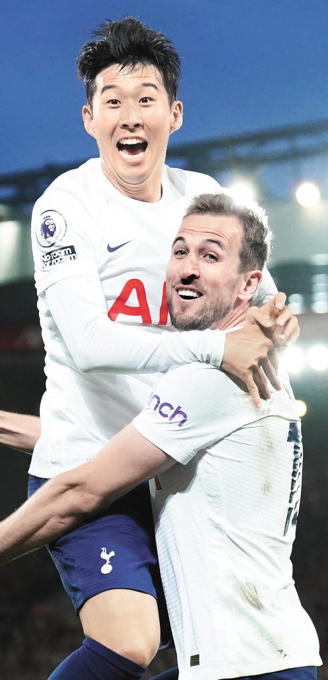 ‘단짝’ 케인 발에서 시작된 패스, 손이 마무리 토트넘의 손흥민(왼쪽)이 8일 리버풀과의 잉글랜드 
프리미어리그(EPL) 방문경기에서 후반 11분 선제골을 넣은 뒤 팀 동료 해리 케인에게 안기며 기뻐하고 있다. 이 골로 손흥민은 
유럽축구 5대 리그에서 한 시즌 20골을 넣은 최초의 아시아 선수로 기록됐다. 두 팀은 1-1로 비겼다. 리버풀=AP 뉴시스
