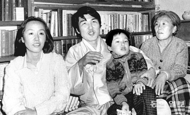 1980년 12월 출소 직후 아내 김영주 토지문화재단 이사장(왼쪽) 등 가족과 함께한 김지하(왼쪽에서 두 번째). 고인은 1974년 민청학련 사건에 연루돼 사형선고를 받았다가 무기징역으로 감형된 뒤 1980년형 집행정지로 풀려났다. 동아일보DB