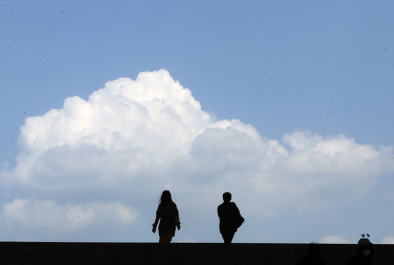 쾌청한 날씨를 보인 2일 서울 용산구 국립중앙박물관에서 시민들이 휴식을 취하고 있다.2022.5.2/뉴스1