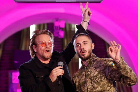 아일랜드의 록 밴드 U2의 보컬 보노가 우크라이나 키이우의 지하철역에서 우크랑리나 군인과 함께 노래를 부르고 있다. ©로이터=뉴스1