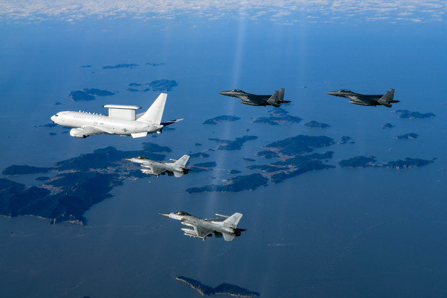 지난 1월1일 오전 공군 항공통제기 E-737 ‘피스아이’(왼쪽 맨 앞)가 F-15K, KF-16 전투기의 엄호를 받으며 서해 상공을 비행하고 있다. (국방부 제공) © 뉴스1