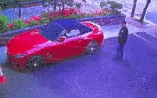 길 가던 남성이 주차된 차량 테러하는 모습. (‘보배드림’ 갈무리) © 뉴스1