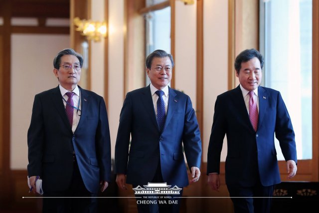 문재인 대통령이 2019년 4월 청와대 본관에서 열린 국무회의장으로 당시 이낙연 국무총리(오른쪽), 노영민 비서실장과 이동하고 하고 있다. 청와대 페이스북