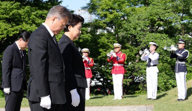 문재인 대통령과 김정숙 여사가 9일 오전 서울 용산구 효창공원 임정 요인의 묘역을 참배하고 있다. 청와대사진기자단