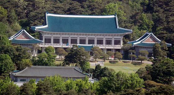 청와대와 청와대 뒤편 북악산 등산로가 윤석열 대통령 취임식이 열리는 10일부터 전면 개방된다. 청와대 본관과 영빈관을 비롯해 녹지원과 상춘재 등 청와대 경내 전역이 개방될 예정이다. 사진은 9일 청와대 모습. 2022.5.9/뉴스1 © News1