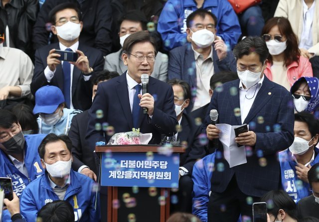 인천 계양을 국회의원 보궐선거에 나서는 더불어민주당 이재명 상임고문이 8일 인천 계양산 야외공연장에서 열린 출마 선언 기자회견에서 발언을 하고 있다. (공동취재) 뉴스1