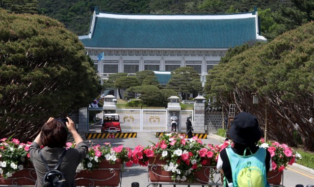 청와대 국민 개방을 하루 앞둔 9일 오후 서울 종로구 청와대 앞에서 시민들이 휴대폰 카메라로 촬영을 하고 있다. 뉴시스