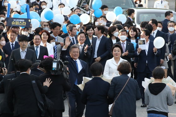 문재인 대통령과 부인 김정숙 여사가 9일 오후 청와대를 나서며 시민들을 향해 손 흔들며 인사하고 있다. 2022.5.9/뉴스1