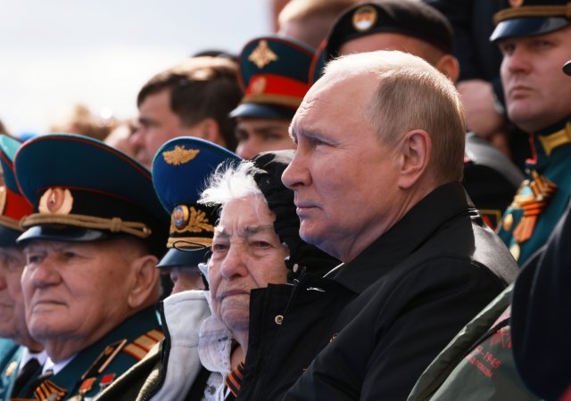 블라디미르 푸틴 러시아 대통령이 9일(현지시간) 러시아 모스크바의 붉은 광장에서 열린 제2차 세계대전 종전 제77주년(전승절) 기념 열병식에 참석해 퍼레이드를 지켜보고 있다. AP뉴시스