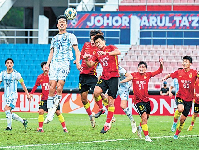 중국 슈퍼리그 광저우 FC 선수들이 지난달 24일 말레이시아에서 열린 아시아축구연맹 챔피언스리그 조별리그 울산과의 경기에서 공중 볼을 다투고 있다. 광저우는 울산에 0-5로 졌다. 조호르바루=신화 뉴시스