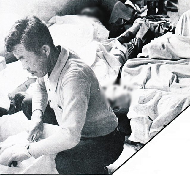 1980년 5월 21일 광주 전남대병원 영안실에서 말없이 5·18민주화운동 희생자 시신을 바라보는 한 남성. 데이비드 돌린저가 촬영했다. 데이비드 돌린저 제공