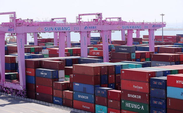 인천 연수구 인천신항에서 컨테이너 선적 작업이 진행되고 있다. 2022.5.1/뉴스1 © News1