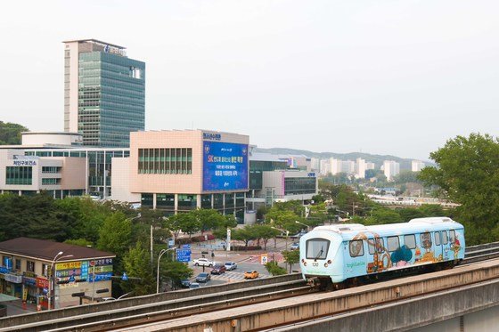 용인시청 앞을 지나가고 있는 용인경전철.(뉴스1 DB) © News1