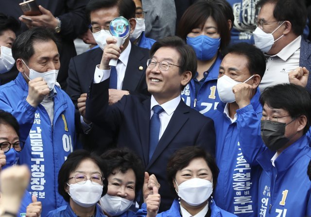 이재명 전 경기지사가 8일 인천시 계양산 야외공연장에서 기자회견을 열고 6.1 보궐선거 계양을 지역구에 출마를 공식 선언했다. 사진공동취재단