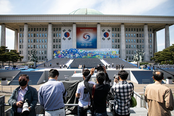 대통령 취임식을 하루 앞둔 9일 서울 여의도 국회 본관 앞에서 취임식 취재에 나설 취재진들이 상황을 점검하고있다. (공동취재) 2022.5.9/뉴스1 © News1