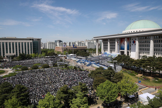 제20대 대통령 취임식이 열리는 10일 오전 국회에서 취임식 참석자들이 식전행사를 지켜보고 있다. 국회사진취재단