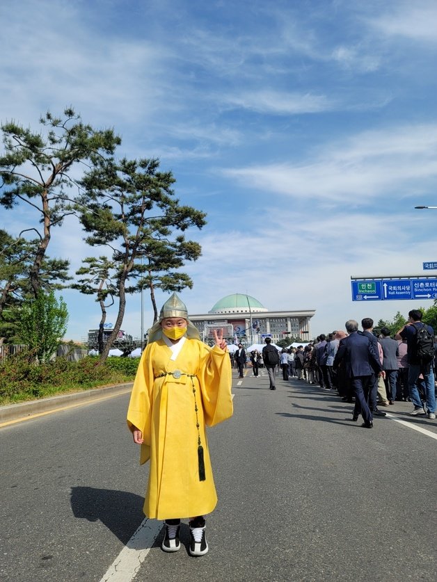 10일 오전 윤석열 대통령 취임식에 참석하기 위해 국회 앞에 온 노진수씨의 아들  © 뉴스1